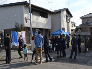 真剣に創意工夫を重ねて、「住宅ローン0円の家」を実現したのがアキュラホームだ。「試行棟」と呼ばれるその実際の住宅見学会が11月16日に埼玉県春日部市で開催された