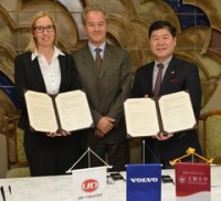 (左から)ボルボ・グループ人事部門統括役員セスチン・レナード氏、マグヌス・ローバック駐日スウェーデン大使、早下隆士学長(上智大学の発表資料より) (左から)ボルボ・グループ人事部門統括役員セスチン・レナード氏、マグヌス・ローバック駐日スウェーデン大使、早下隆士学長(上智大学の発表資料より)