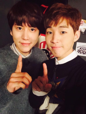 SUPER JUNIOR-Mのヘンリーがキュヒョンとのツーショットを公開した。写真:ヘンリーのツイッター SUPER JUNIOR-Mのヘンリーがキュヒョンとのツーショットを公開した。写真:ヘンリーのツイッター