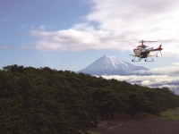 もともとは農業用として開発された、ヤマハ発動機社の無人ヘリ「FAZER」。コスト削減や作業時間の短縮などのメリットが大きく、農業のみならず、世界遺産の保全や火山の観測などにまで活躍の場が広がっている。