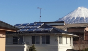 LIXILは、GF技研と共同で、太陽熱光ハイブリッドパネルシステムの実証実験を実施し、住宅消費エネルギーの80%削減が可能であることを実証した。