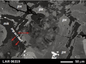 火星隕石に含まれる衝撃ガラス（赤矢印）の電子顕微鏡写真（東京工業大学の発表資料より）