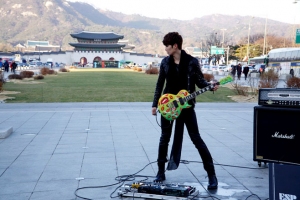 チョ・ギュヒョン(SUPER JUNIOR)のシングル『光化門で』が、ロックバンドTRAXのギタリストであるキム・ジョンモの演奏によって新たに生まれ変わった。写真:SMエンターテインメント チョ・ギュヒョン(SUPER JUNIOR)のシングル『光化門で』が、ロックバンドTRAXのギタリストであるキム・ジョンモの演奏によって新たに生まれ変わった。写真:SMエンターテインメント