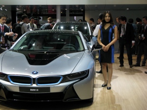 BMWが2013年に発表したコンパクトEV「BMW i3」や写真のプラグインハイブリッドスポーツ「BMW i8」でボディ骨格に炭素繊維を使った