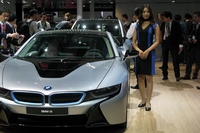 BMWが2013年に発表したコンパクトEV「BMW i3」や写真のプラグインハイブリッドスポーツ「BMW i8」でボディ骨格に炭素繊維を使った