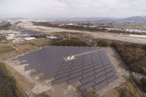 JAG国際エナジーが滋賀県東近江市で竣工式を行った大規模太陽光発電所「東近江ソーラーウェイ」（日本アジアグループの発表資料より）
