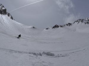 バックカントリーによる遭難事故が問題視されている。バックカントリーとはスキー場のコース外をスキーやスノーボードで滑ることで、整備されていない自然の雪山を楽しめると人気が高まっている。しかし雪崩や天候の急変による遭難事故も多く、注意喚起や対策強化が叫ばれている。 バックカントリーによる遭難事故が問題視されている。バックカントリーとはスキー場のコース外をスキーやスノーボードで滑ることで、整備されていない自然の雪山を楽しめると人気が高まっている。しかし雪崩や天候の急変による遭難事故も多く、注意喚起や対策強化が叫ばれている。