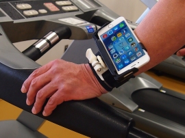 手首や腕などに固定して色々な撮影シーンで活用できるスマートフォンホルダー『シャークリップ・プラス(SHARCLIP Plus)』 手首や腕などに固定して色々な撮影シーンで活用できるスマートフォンホルダー『シャークリップ・プラス(SHARCLIP Plus)』