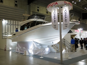 「日本ボート・オブ・ザ・イヤー」を受賞したトヨタ自動車の中型艇「PONAM31」(ポーナム31)。全長×全幅10570×3200mm、定員は12名の中型クルーザーだ。同社SUV「ランドクルーザープラド」用の3リッターV6ディーゼルターボエンジンを改造して搭載。最高出力260ps(191kW)で、環境性能が高く低燃費だ。価格は2970万円。 「日本ボート・オブ・ザ・イヤー」を受賞したトヨタ自動車の中型艇「PONAM31」(ポーナム31)。全長×全幅10570×3200mm、定員は12名の中型クルーザーだ。同社SUV「ランドクルーザープラド」用の3リッターV6ディーゼルターボエンジンを改造して搭載。最高出力260ps(191kW)で、環境性能が高く低燃費だ。価格は2970万円。