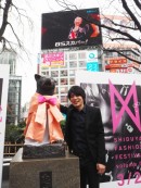 渋谷の待ち合わせスポットの定番「ハチ公」が、3月21日に1日限りのドレスアップを行っていた。