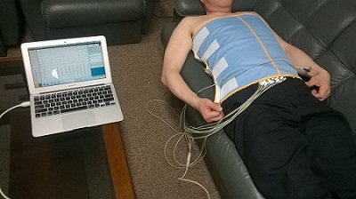 装着・測定時イメージ(写真:帝人発表資料より) 装着・測定時イメージ(写真:帝人発表資料より)