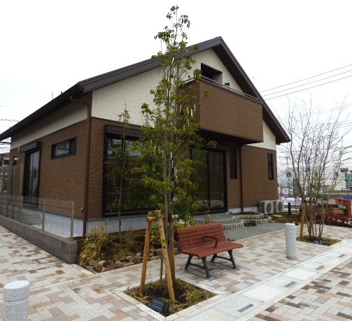 「コモンライフ武蔵藤沢駅前」の見守り世帯向け住宅「ひとえんラボ」。リビングダイニングは子どもたちが遊ぶ「ひとえんコモン」に面している。コモンはアスファルト舗装ではなくインターロッキングで区別している