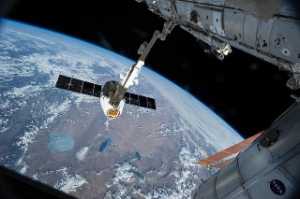 ドラゴン補給船運用6号機、国際宇宙ステーションに到着（Image credit: NASA）