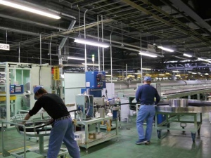 好況に沸く製造業界では今、海外展開の拠点として、また生産拠点を集約して強靭な生産体制を構築し、増加する国内需要にも柔軟に対応するため、マザー工場への関心が高まっている。 好況に沸く製造業界では今、海外展開の拠点として、また生産拠点を集約して強靭な生産体制を構築し、増加する国内需要にも柔軟に対応するため、マザー工場への関心が高まっている。