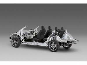 トヨタが推し進めてきたTNGAを導入したモデルの車台を発表。「TNGAの取り組み状況」とするリリースで、“バッテリー性能の向上”や“ハイブリッド性能を15%向上させた”「2015年発売予定のFF系ミディアム車」という表現で伝えたモデルだ。秋登場の新型プリウスであることは間違いない