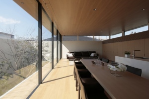 木造建築の良さが再認識されつつある中、アキュラホームは高価格帯の新ブランド「AQレジデンス」を新発売した。木造住宅とは思えないほどの大開口部や、木の良さを極限まで活かしたデザイン性の高い住宅を、日本の伝統技術を継承する3人の匠とともに創りだす。