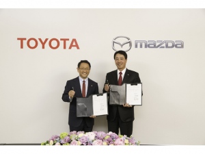 業務提携に基本合意したトヨタ自動車の豊田章男社長(左)とマツダの小飼雅道社長