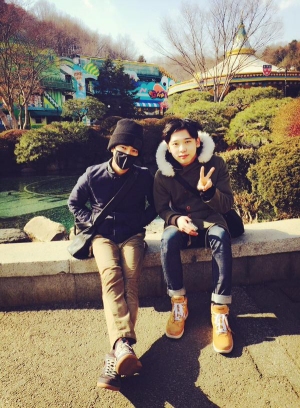 SUPER JUNIORのイェソンが、弟のジョンジン君との仲良しツーショットを公開した。写真:イェソンのツイッター SUPER JUNIORのイェソンが、弟のジョンジン君との仲良しツーショットを公開した。写真:イェソンのツイッター