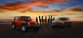 「Jeep Wrangler Unlimited Sunset Orange」（左）と「Jeep Cherokee Mango Tango」（右） （FCAジャパンの発表資料より）
