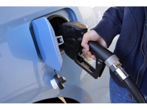 原油安でガソリン価格は下がっても、その供給量が減少傾向にあり、今後も毎年2%ずつ減少すると見込まれている
