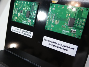 今回「Techno-Frontier 2015」で展示・発表したファンモーター用ドライバー写真左の基盤に載るドライバーICとコントローラーICが統合されワンパッケージ(写真右)になった。