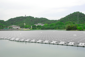 建設が完成した京セラTCLソーラーの「兵庫・加西市逆池水上メガソーラー発電所」（写真：同社発表資料より）