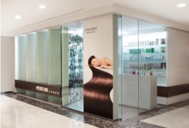 インドネシア・メダンで展開するヘアサロン「ピーターリム」の入口(資生堂の発表資料より) インドネシア・メダンで展開するヘアサロン「ピーターリム」の入口(資生堂の発表資料より)