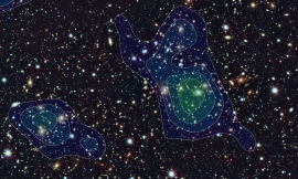 Hyper Suprime-Cam で観測された天体画像の一部 (大きさ 14 分角 × 8.5 分角) と、解析で得られたダークマター分布図 (等高線)。(国立天文台/HSC Project) Hyper Suprime-Cam で観測された天体画像の一部 (大きさ 14 分角 × 8.5 分角) と、解析で得られたダークマター分布図 (等高線)。(国立天文台/HSC Project)