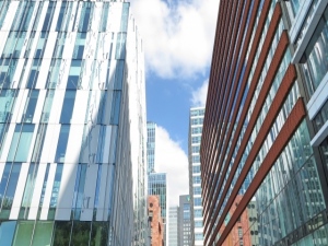 ビッグデータを扱うための基盤環境として、「Apache Spark」に注目が集まっている。ビッグデータ処理ソフトの定番「Hadoop」の弱点を補う要望なソフトと位置づけられているのだ。IBMは、Sparkを「データ分野で今後10年間の最重要オープンソースソフトウエア」と位置づける。 ビッグデータを扱うための基盤環境として、「Apache Spark」に注目が集まっている。ビッグデータ処理ソフトの定番「Hadoop」の弱点を補う要望なソフトと位置づけられているのだ。IBMは、Sparkを「データ分野で今後10年間の最重要オープンソースソフトウエア」と位置づける。