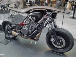 人馬一体を可視化させたコンセプトモデル“Root”は、楽器のヤマハがデザインしたバイク。 人馬一体を可視化させたコンセプトモデル“Root”は、楽器のヤマハがデザインしたバイク。