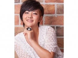 フィナーレでテーマソングを披露する歌手・希良梨(きらり)さん(多文化おもてなしフェスティバル2015実行委員会の発表資料より) フィナーレでテーマソングを披露する歌手・希良梨(きらり)さん(多文化おもてなしフェスティバル2015実行委員会の発表資料より)