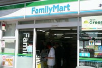 ファミリーマートと、「サークルK」「サンクス」を展開するユニーグループ・ホールディングは、経営統合することで基本合意した。写真は、都内のファミリーマート店舗。