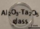 無色透明な 54Al2O3-46Ta2O5 ガラス 。（東京大学の発表資料より）