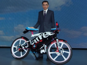 鈴木俊宏社長と比べてみても、「Feel Free GO!」が自転車サイズだというのがわかる。
