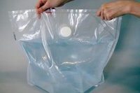 非常用給水袋に水を入れた状態（左）と、凸版印刷が大阪府に提供する非常用給水袋（右）（凸版印刷の発表資料より）