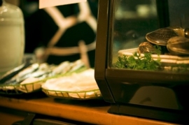 近年、学生の自由を奪う「ブラックバイト」が社会問題化している。 近年、学生の自由を奪う「ブラックバイト」が社会問題化している。