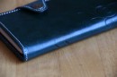 タンニン鞣しの牛革オイルレザーを素材に採用し、ベテランの職人が縫製したiPhone 6s/6専用ケース『SMART LEATHER』（写真：NATURAL design発表資料より）