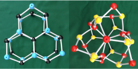 氷の構造（左）と多胞体構造（右）の一部分。1つの球が水1分子を表し、棒が水素結合を表す。六角形のつながり方が異なる。（岡山大学の発表資料より）