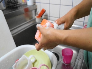 「家事の救世主」となる予定だった食器洗い乾燥機だが、日本では海外ほど普及していない。マイボイスコムが実施したアンケートの結果では所有率は28.3%だったという。そして「今後も使いたい」と考える人も45%にとどまっている。なぜなのだろうか?