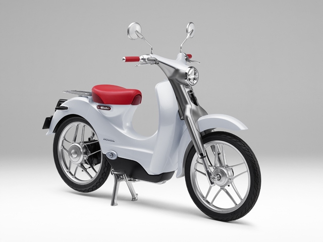 ホンダ初の市販電動バイク「EV-Cub Concept」は、初代スーパーカブの「優しい曲面基調のスタイリング」を継承しながら、洗練させたデザインとした。車体はHonda独自の使い勝手の良さを追求したレイアウトを継承。カラーリングは、キャンディーブルーメタリックとライトブルーパールの組み合わせとし、深みと高級感のある色調とした