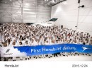 ホンダエアクラフトカンパニーの小型ビジネスジェット機「ホンダジェット（HondaJet）」の引き渡し開始を祝う同社従業員。（写真提供：ホンダ）
