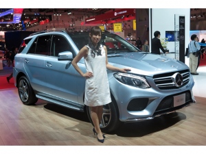 2015年、日本国内の輸入車販売台数でトップに立ったメルセデス・ベンツ。販売台数は6万5162台(前年比107.1%)だ。写真は昨年日本上陸したミッドサイズの人気SUV「GLE350ブルーテック4マティック」、価格は1000万円 2015年、日本国内の輸入車販売台数でトップに立ったメルセデス・ベンツ。販売台数は6万5162台(前年比107.1%)だ。写真は昨年日本上陸したミッドサイズの人気SUV「GLE350ブルーテック4マティック」、価格は1000万円