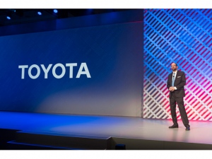 トヨタが米国シリコンバレーに設立した、人工知能技術の研究開発を行う新会社Toyota Research Institute, Inc.(TRI)は、体制および進捗状況を米国ラスベガスで開催された「2016 International CES」で公表した。登壇したのは、TRIの最高経営責任者(CEO)であるギル・プラット(Gill A. Pratt)氏 トヨタが米国シリコンバレーに設立した、人工知能技術の研究開発を行う新会社Toyota Research Institute, Inc.(TRI)は、体制および進捗状況を米国ラスベガスで開催された「2016 International CES」で公表した。登壇したのは、TRIの最高経営責任者(CEO)であるギル・プラット(Gill A. Pratt)氏