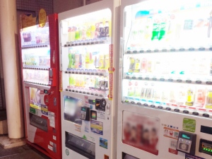 日本は言わずとも知れた「自動販売機大国」だ。飲料自販機だけでも約250万台が点在し、今もなお増え続けている。しかし、その一方で飲料メーカーは消費者の「自販機離れ」に頭を抱えているという。