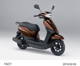 ホンダは50ccスクーター「タクト」のカラーバリエーションを変更して発売する。写真は、新色のマホガニーブラウンメタリック。（写真提供：ホンダ）