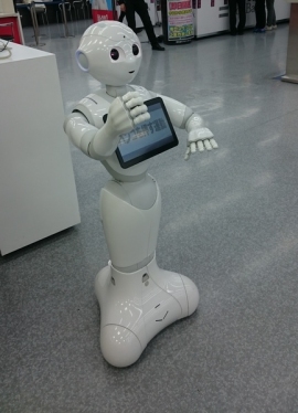 ソフトバンクの人型ロボット「Pepper」だけが接客する携帯電話ショップ「Pepperだらけの携帯ショップ」(東京都港区)が3月28日から4月3日までの期間限定でオープンする。 ソフトバンクの人型ロボット「Pepper」だけが接客する携帯電話ショップ「Pepperだらけの携帯ショップ」(東京都港区)が3月28日から4月3日までの期間限定でオープンする。