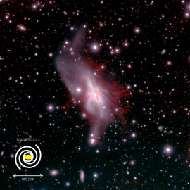 すばる望遠鏡主焦点カメラ Suprime-Cam で得られた NGC 6240 の擬似カラー画像。青、緑、赤にそれぞれ B バンド画像、R バンド画像、Hα 輝線 (電離水素が放つ光) 画像を割り当てて合成。銀河から吹き出す巨大な電離ガスが赤く見えている。（広島大学／国立天文台）