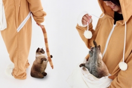 お腹のポケットに猫を収納できるワンピース状部屋着「ダメねこ」に「三毛」「茶トラ」の新柄を追加された。(写真:ビーズの発表資料より) お腹のポケットに猫を収納できるワンピース状部屋着「ダメねこ」に「三毛」「茶トラ」の新柄を追加された。(写真:ビーズの発表資料より)