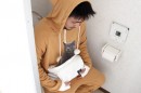 お腹のポケットに猫を収納できるワンピース状部屋着「ダメねこ」に「三毛」「茶トラ」の新柄を追加された。（写真：ビーズの発表資料より）