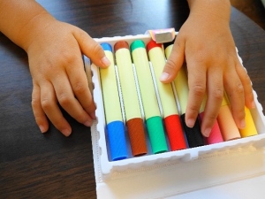 共働き世帯の急増を背景に、保育所の増設が叫ばれている。これに伴い、保育士の確保も必要になってくるが、離職者が多く、現状は不足の状態だ。 共働き世帯の急増を背景に、保育所の増設が叫ばれている。これに伴い、保育士の確保も必要になってくるが、離職者が多く、現状は不足の状態だ。